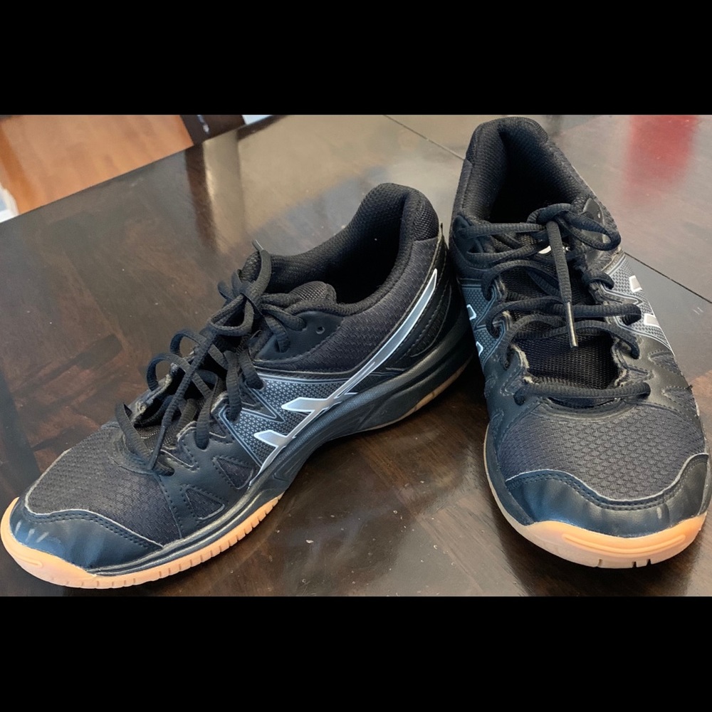 Tennis shoes